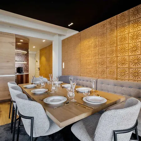 Luxurious With Ski-in And Out Access In Centre