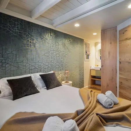 Luxurious With Ski-in And Out Access In Centre